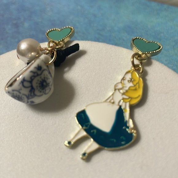 Alice in Wonderland Teacup Asymmetrical Earrings - Picture 4 of 11